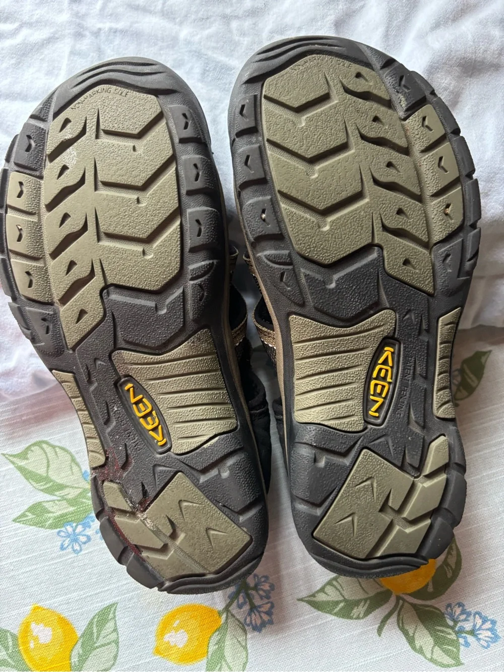 Keen women’s size 5 olive and Tan Sport Sandals